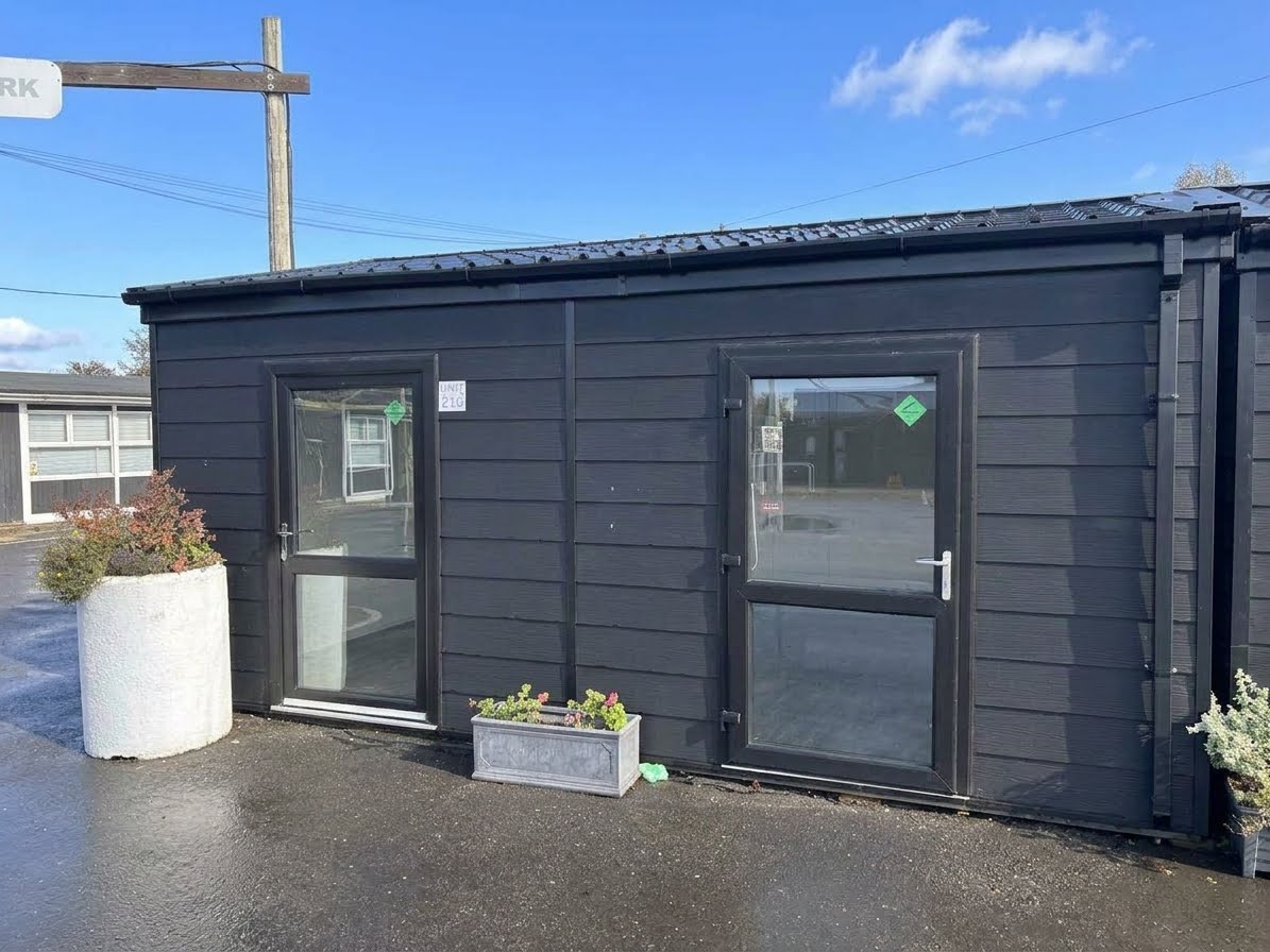 Double fronted retail unit !